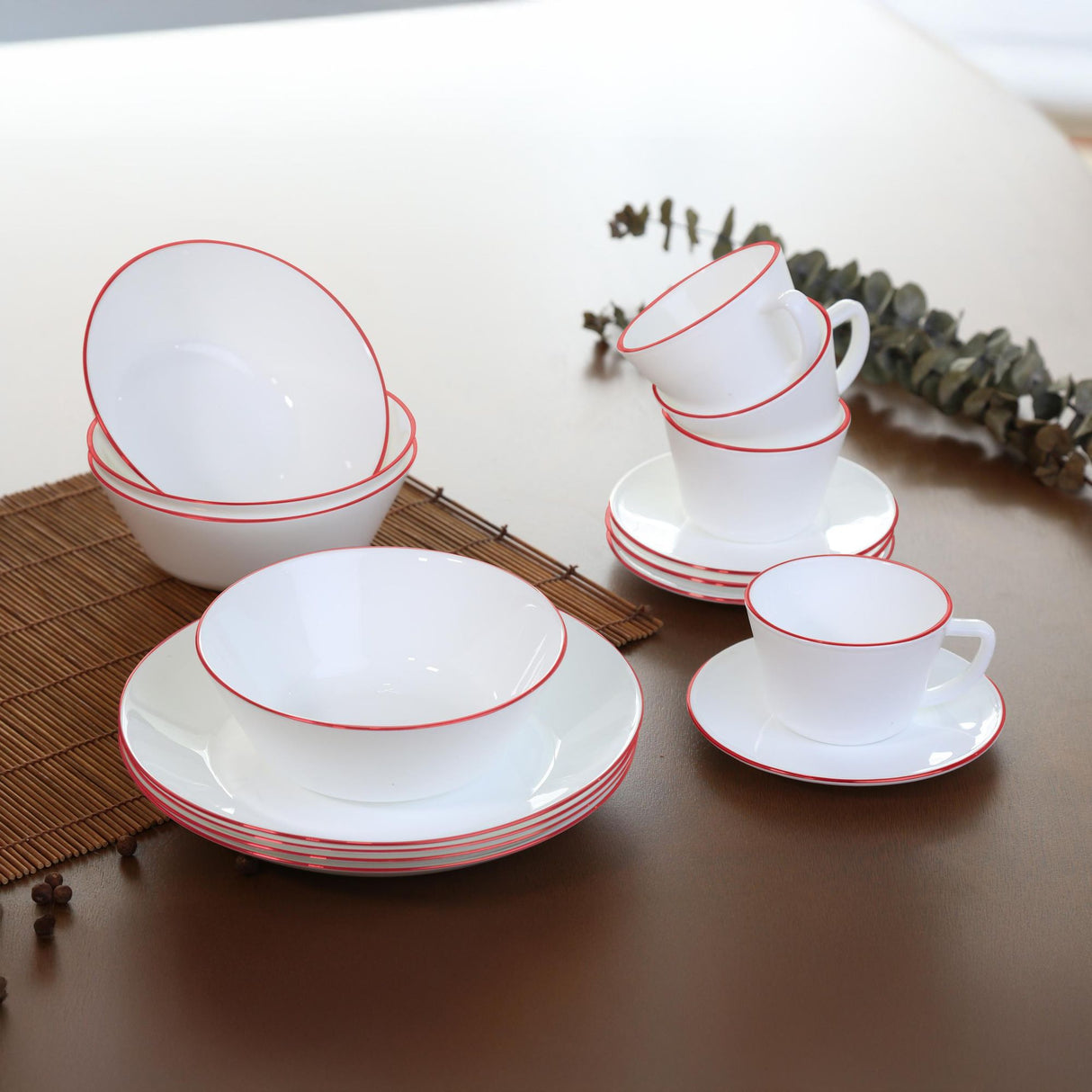 Juego de Vajillas de 16 Piezas Vitrocerámica Blanco y rojo 24x2.5cm para Cuatro Puestos con Acabado Brillante - VAJILLA | Bylmo