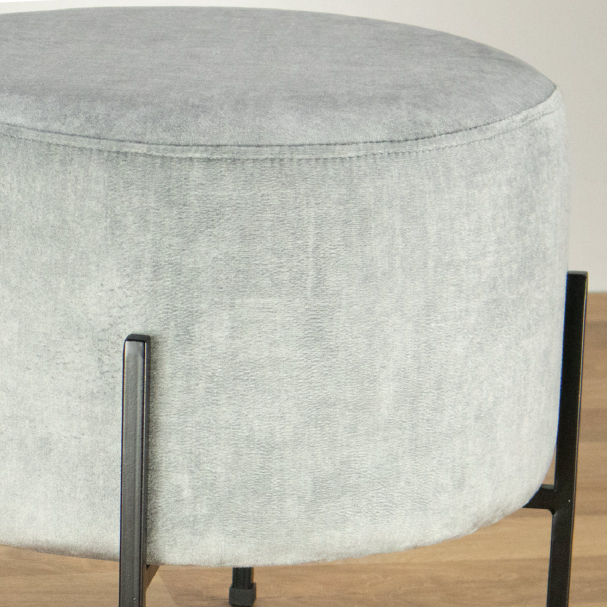 Puff Dubai Gris 40x40cm Antifluido con Patas y con Tapizado Liso - SOFAS Y POLTRONAS | Bylmo