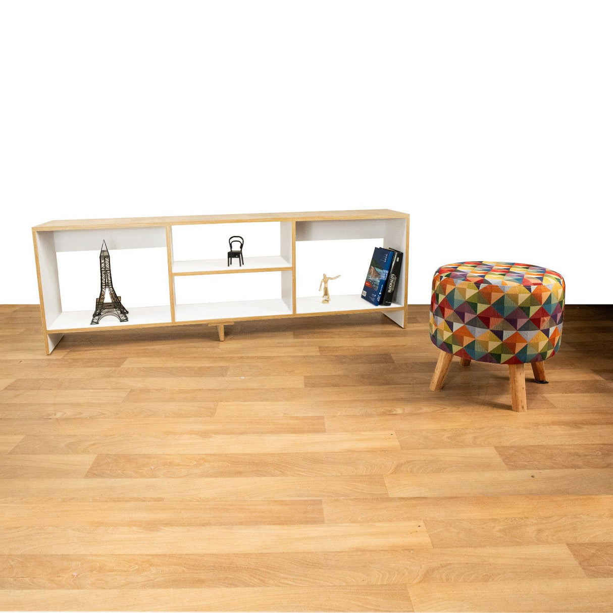 Combo Mueble de TV con Puff Eco Plus Fresno 150x50cm Para TV Hasta 65 Pulgadas con Cuatro Compartimientos - MUEBLES DE TV | Bylmo