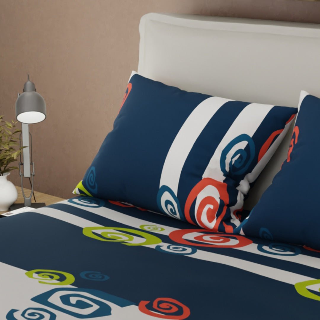 Juego de Sabanas Giros de Fantasía Blanco y Azul Oscuro Para Cama Queen 160 X 190 Cm de Espiral - SABANAS | Bylmo