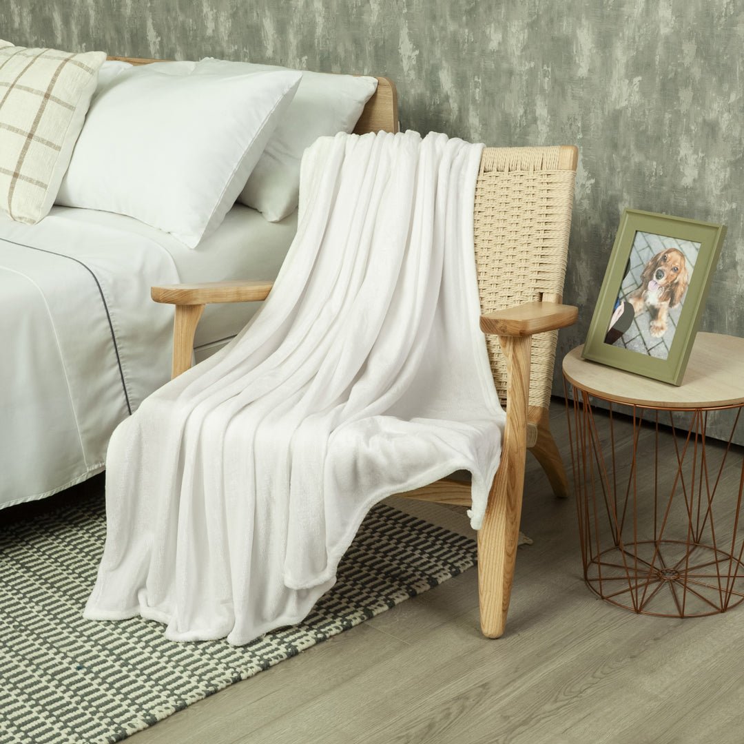 Cobija Piel de Durazno Soft Blanco 180x200cm Fondo Entero - COBIJAS Y MANTAS | Bylmo