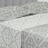 Cubrelecho Trama Gris y Gris Oscuro para Cama Doble 140 X 190 Cm Prensado de Simbolos Geometricos - TENDIDOS Y CUBRELECHOS | Bylmo