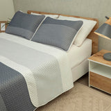 Cubrelecho Doble Faz Trama Arena Azul y Blanco para Cama King 200 X 200 Cm Prensado Fondo Entero - TENDIDOS Y CUBRELECHOS | Bylmo