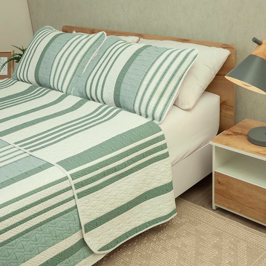 Cubrelecho Doble Faz Trama Verde y Blanco para Cama Queen 160 X 190 Cm Prensado de Lineas - TENDIDOS Y CUBRELECHOS | Bylmo