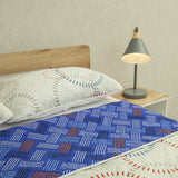 Cubrelecho Doble Faz City Code Blanco y Azul para Cama Doble 140 X 190 Cm Prensado de Lineas Y Circulos - TENDIDOS Y CUBRELECHOS | Bylmo