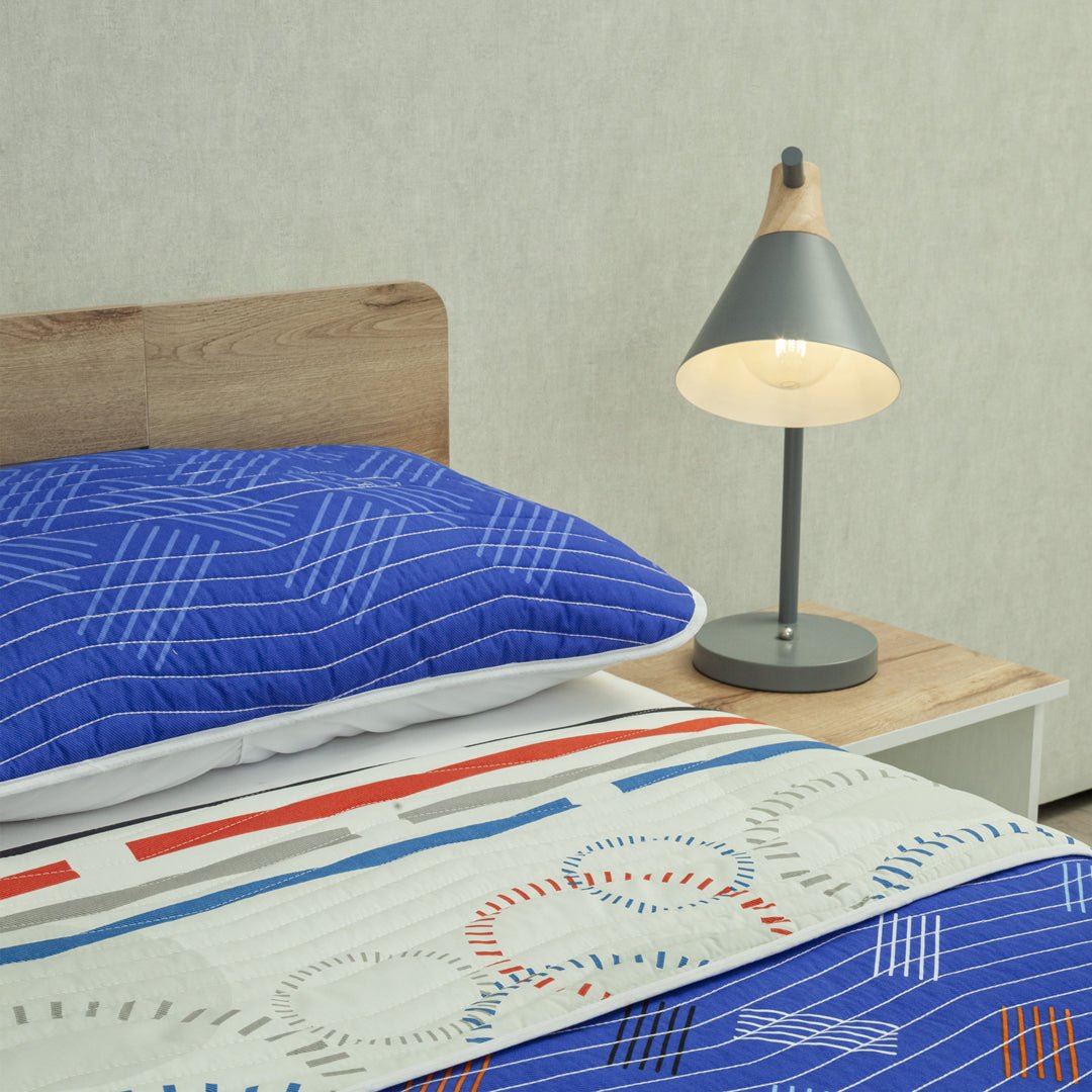 Cubrelecho City Code Blanco y Azul para Cama King 200 X 200 Cm Prensado de Lineas Y Circulos - TENDIDOS Y CUBRELECHOS | Bylmo