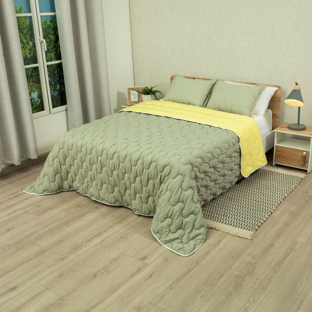 Cubrelecho Flora Café Grisáceo y Amarillo para Cama Doble 140 X 190 Cm Fondo Entero - TENDIDOS Y CUBRELECHOS | Bylmo