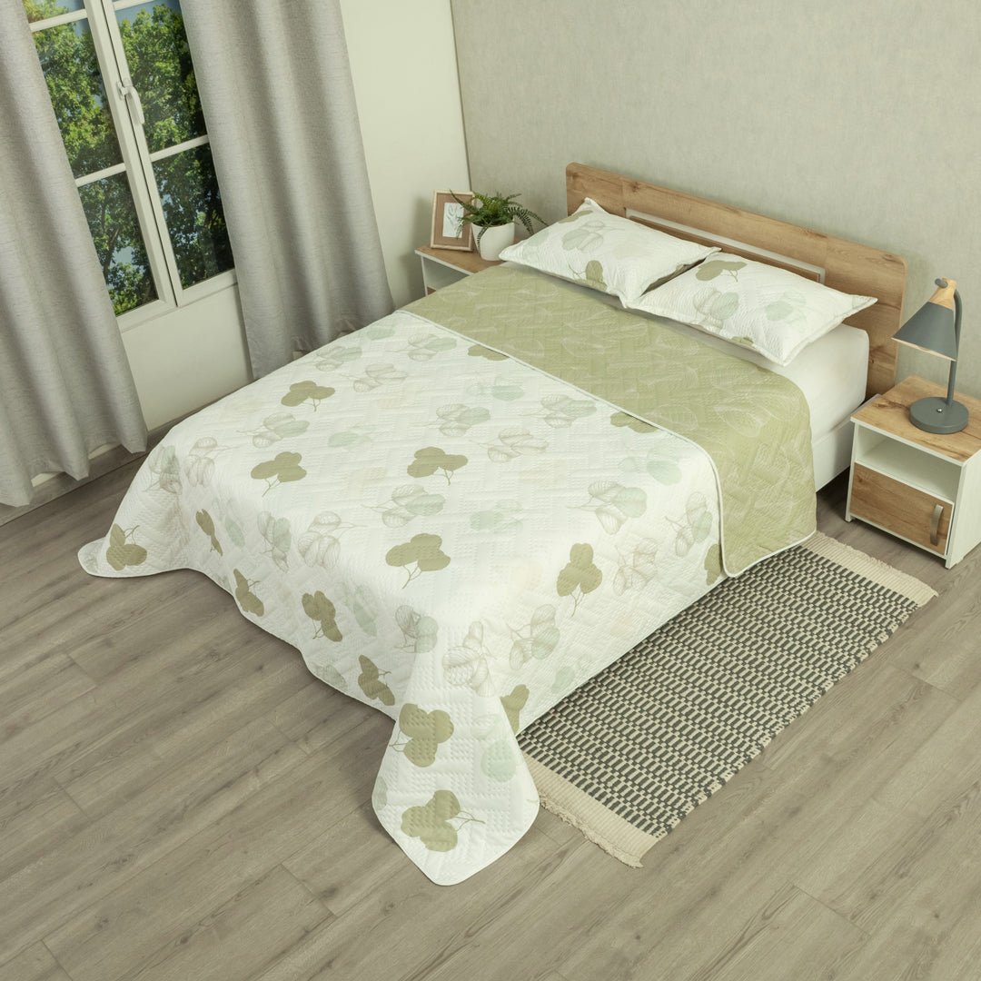 Cubrelecho Doble Faz Style Bosque Sereno Blanco y Verde grisáceo para Cama Queen 160 X 190 Cm de Hojas - TENDIDOS Y CUBRELECHOS | Bylmo