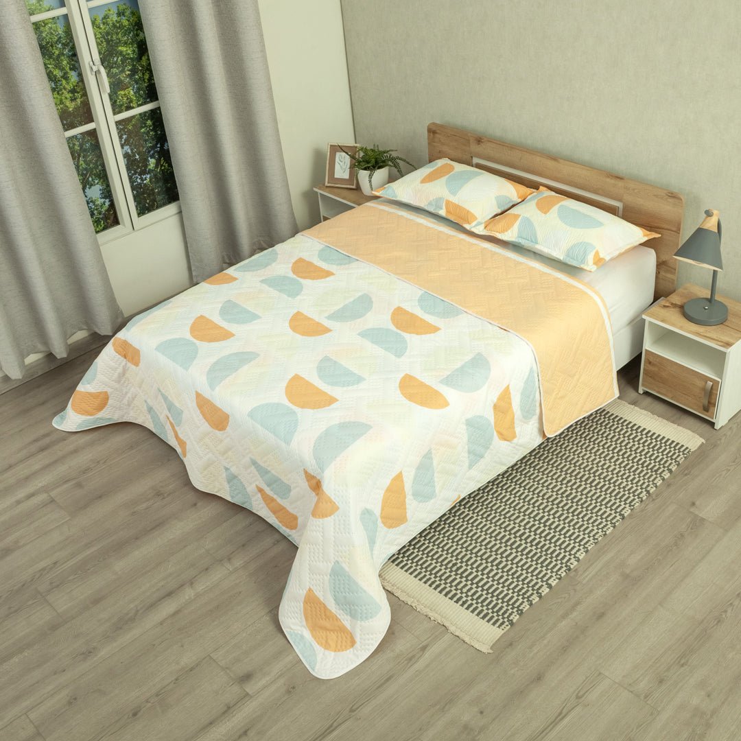 Cubrelecho Doble Faz Style Curvas del Tiempo Blanco y Naranja para Cama Queen 160 X 190 Cm de Semicirculos - TENDIDOS Y CUBRELECHOS | Bylmo