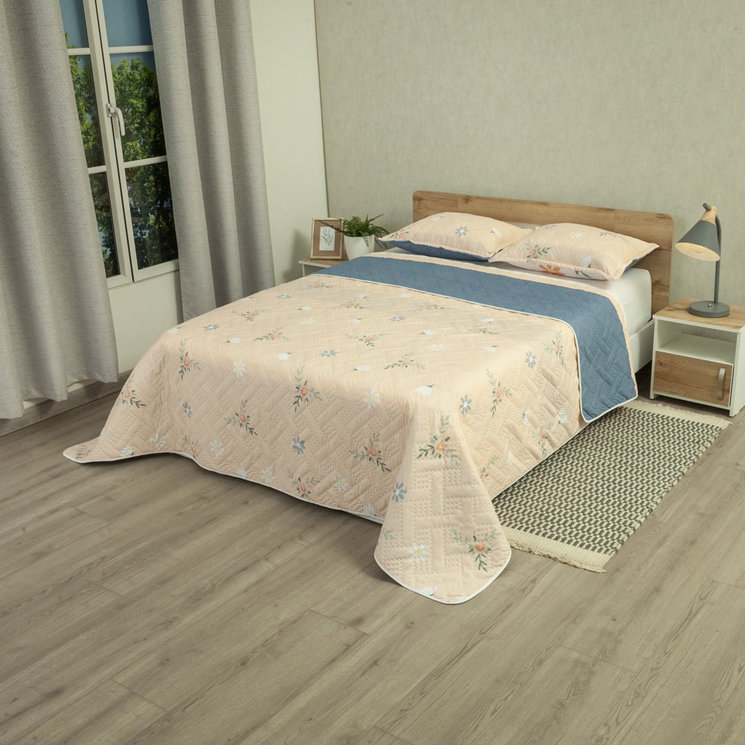 Cubrelecho Doble Faz Style Jardín Beige Claro y Azul Oscuro para Cama Queen 160 X 190 Cm de Hojas - TENDIDOS Y CUBRELECHOS | Bylmo