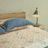 Cubrelecho Doble Faz Style Jardín Beige Claro y Azul Oscuro para Cama Semidoble 120 X 190 Cm de Hojas - TENDIDOS Y CUBRELECHOS | Bylmo