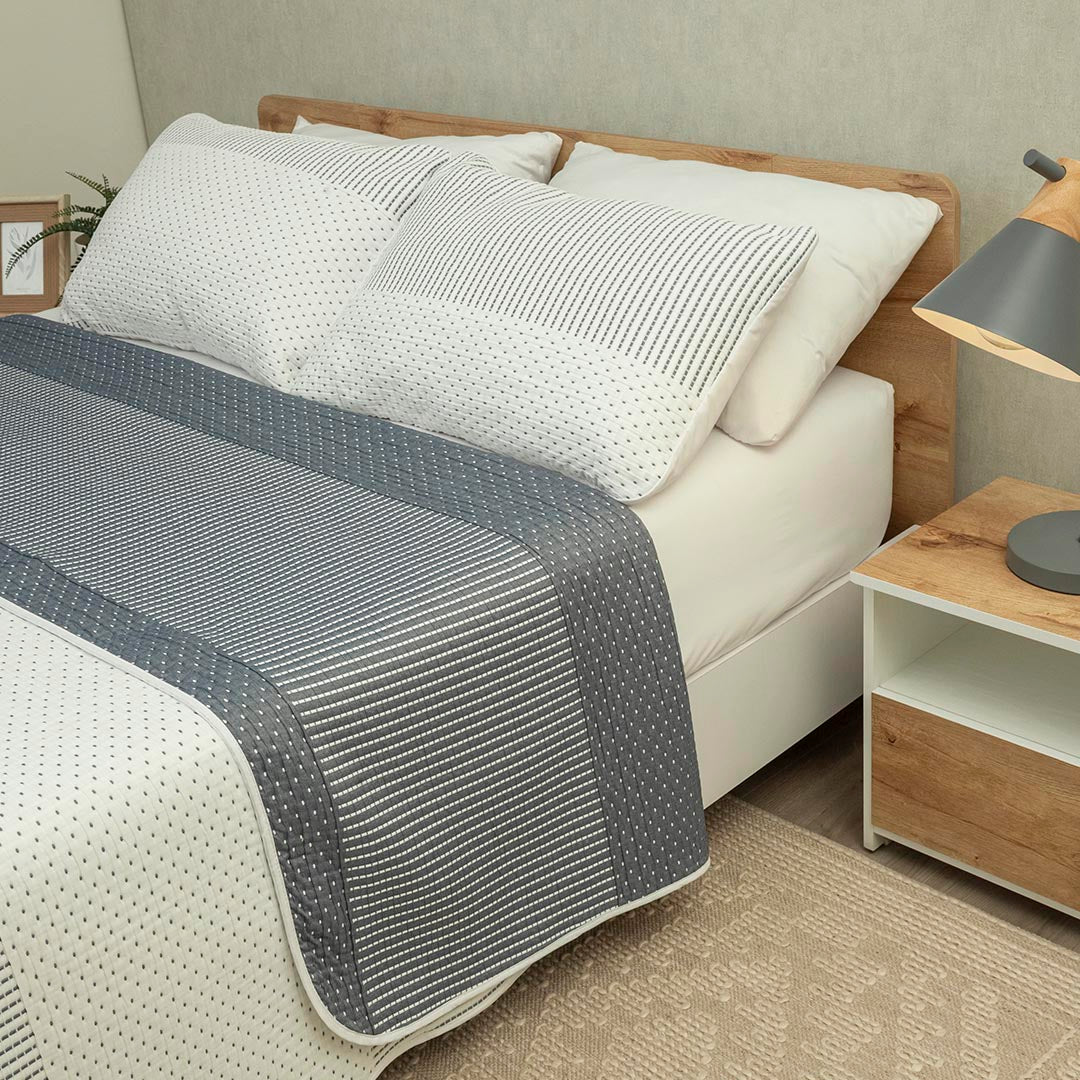 Cubrelecho Doble Faz Trama Arena Gris y Blanco para Cama Doble 140 X 190 Cm Prensado de Lineas - TENDIDOS Y CUBRELECHOS | Bylmo