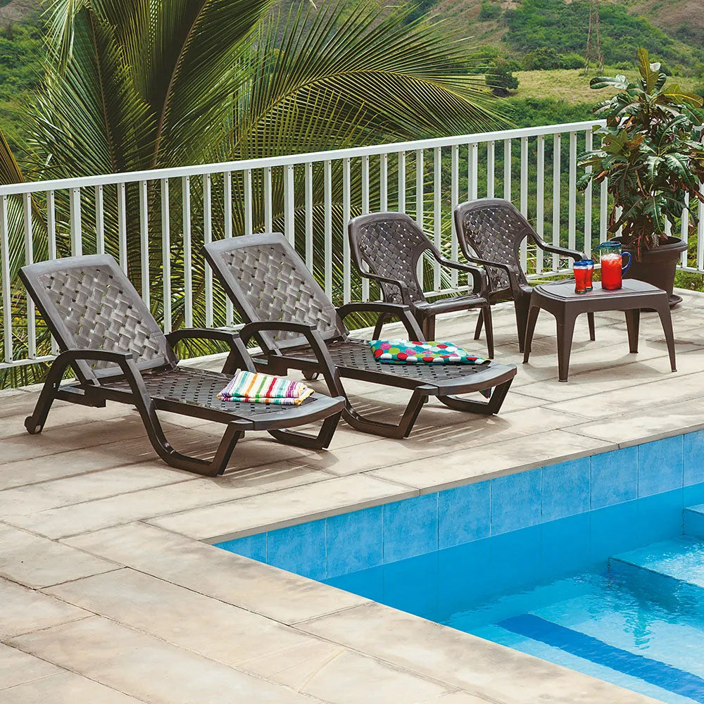 Combo Playero Rimax Wengue 69x46.7cm con Dos Camas Asoleadoras Dos Sillas Playeras y Una Mesa de Centro - SILLAS DE EXTERIOR | Bylmo