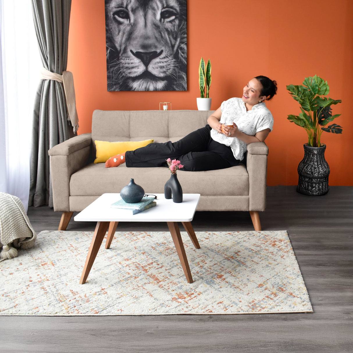 Sofá Carter Taupe y Matiz Caoba 150x84cm de Dos Puestos y con Apoya Brazos - SOFAS Y POLTRONAS | Bylmo