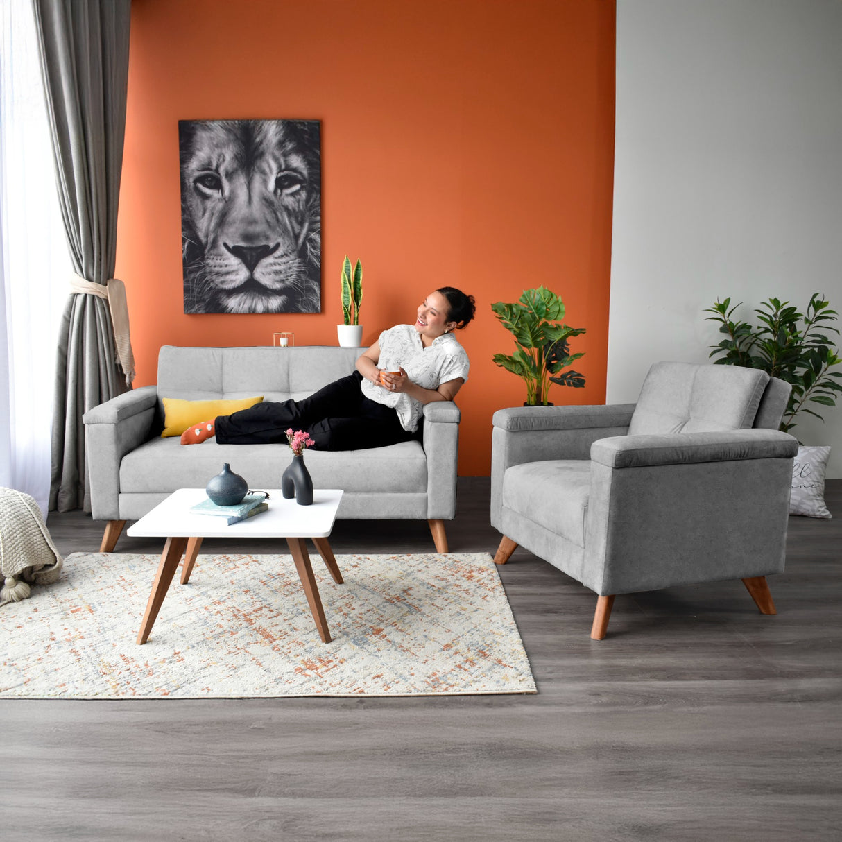 Poltrona Carter Gris y Matiz Caoba 84x84cm de Un Puestos y con Apoya Brazos - SOFAS Y POLTRONAS | Bylmo