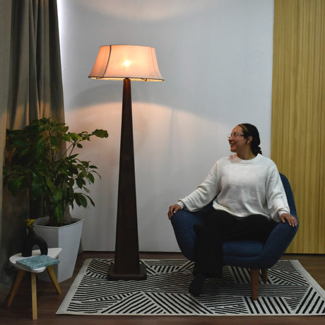 Lámpara de Piso Okasaki Matiz Caoba y Champagne 56x170cm de Pedestal Para Un Foco Led sin Bombillo - LAMPARAS DE PISO | Bylmo