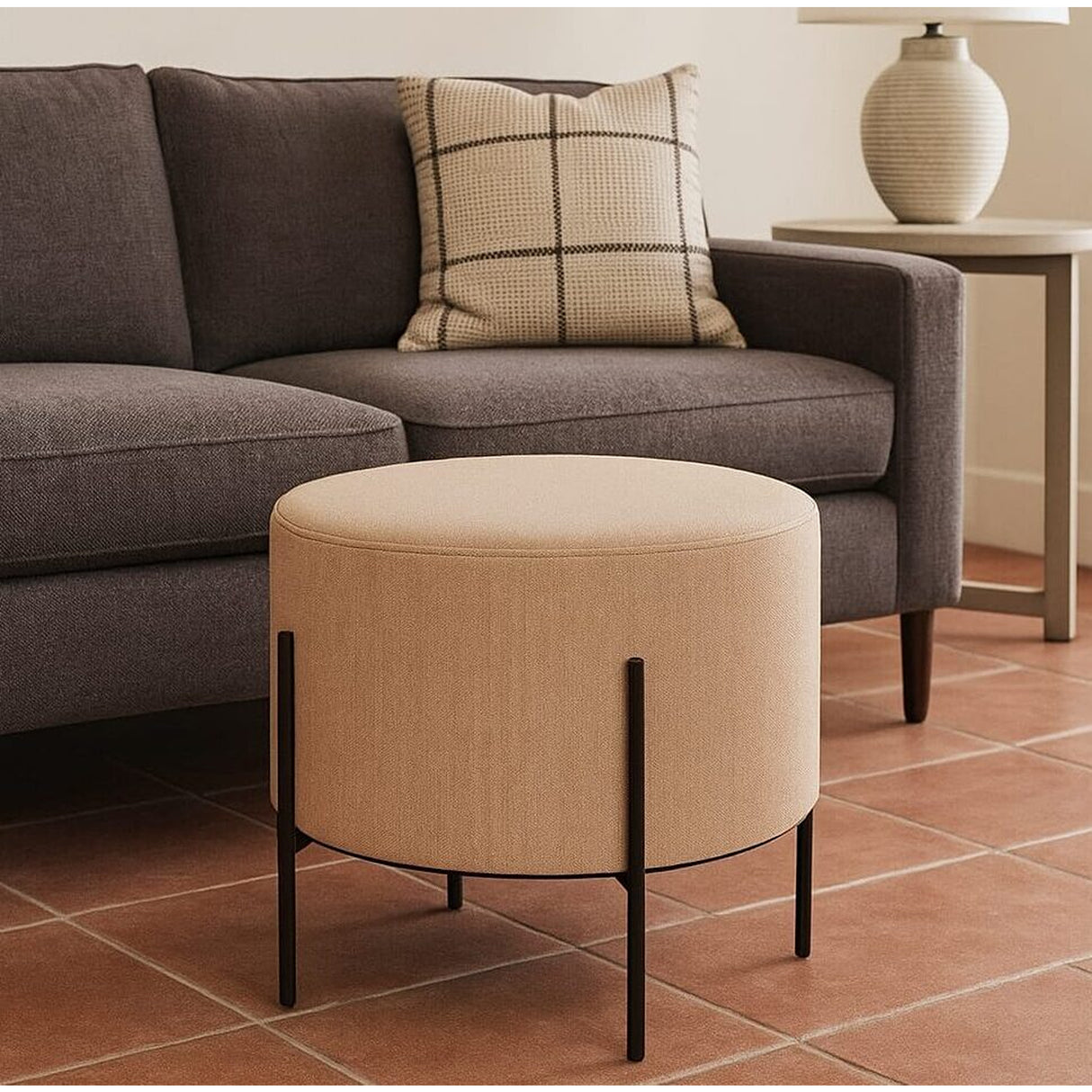 Sala Beige y Amaretto 76x90cm con Una Poltrona Reclinable Un Puff y Una Mesa de Centro