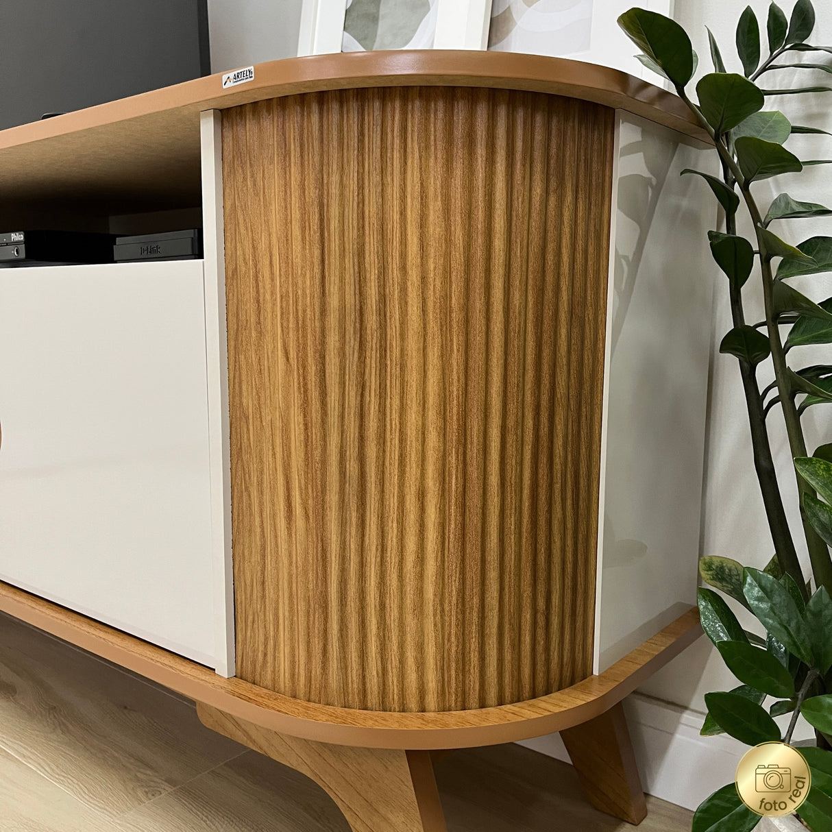 Rack de TV Vivaldi Beige Neutral y Café Claro 200x65.5cm para TV Hasta 75" Pulgadas y con Ranura para Cables