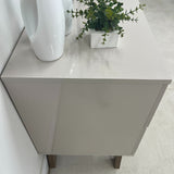 Rack de TV Verona Beige Neutral y Café Claro 180x63.5cm para TV Hasta 75" Pulgadas con Dos Cajones y con Ranura para Cables