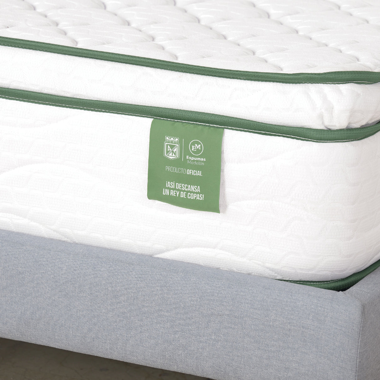 Colchón Atletico Nacional Basic Blanco y Verde King 200 X 200 Cm Hipoalergénico con Pillow Sencillo y Firmeza Adaptable