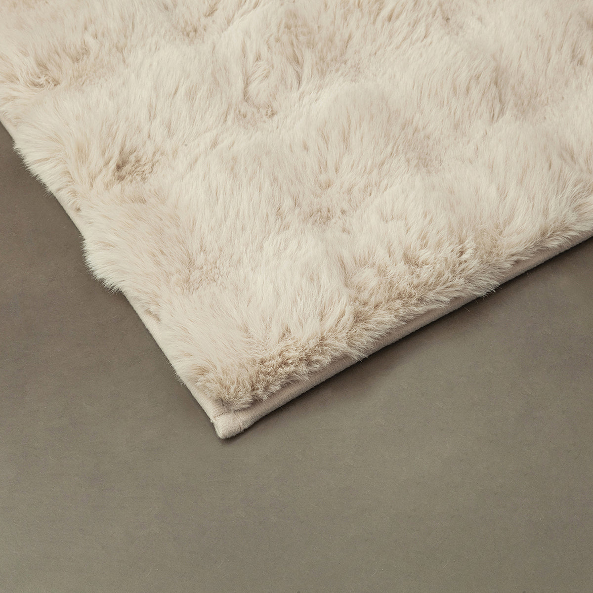 Tapete de baño beige claro antideslizante en microfibra 50x80 cm