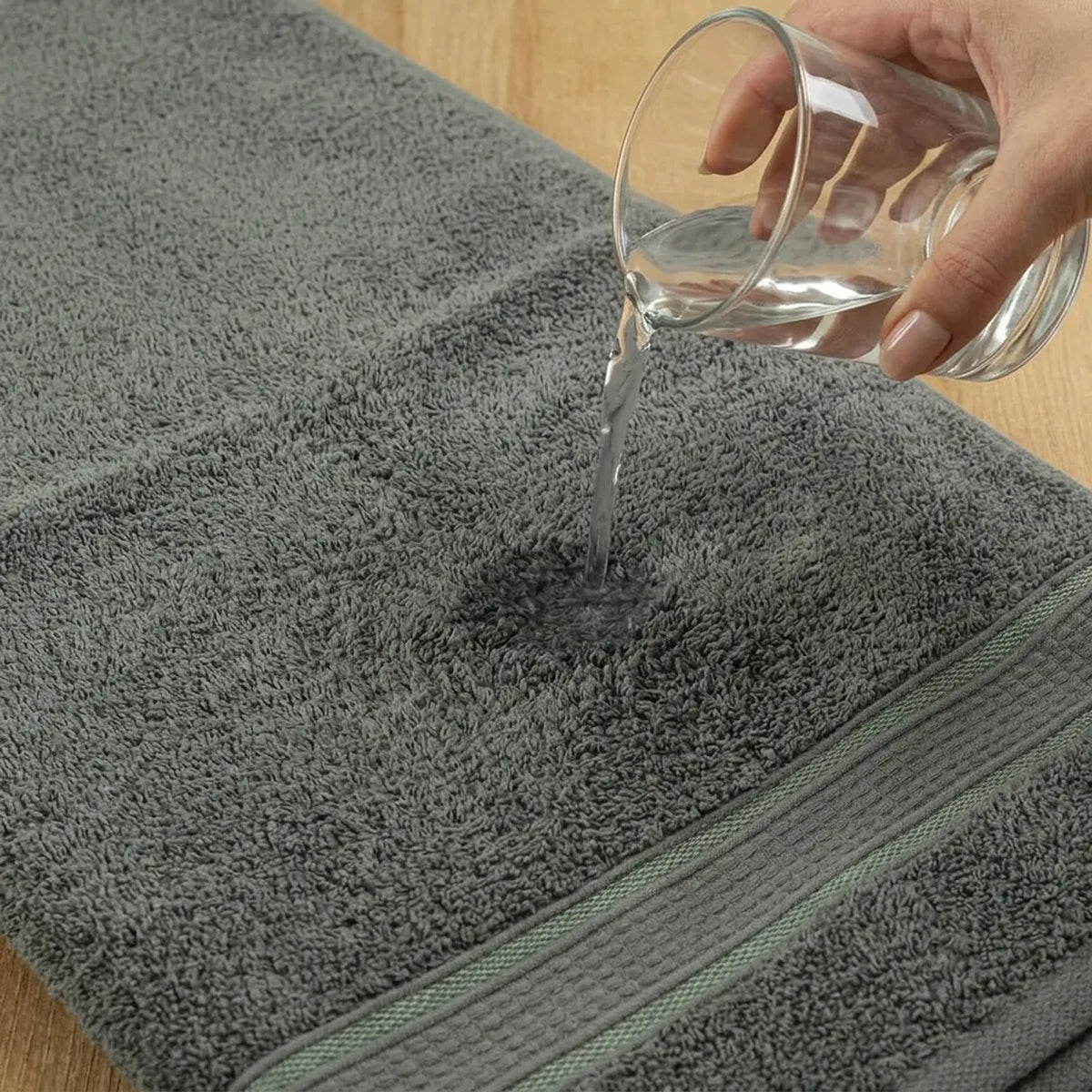 Toalla de cuerpo gris humo Senda 70x140 cm en algodón 550 gm