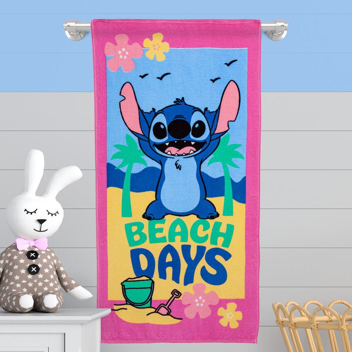 Toalla infantil fucsia Stitch en coral fleece 60x120 cm