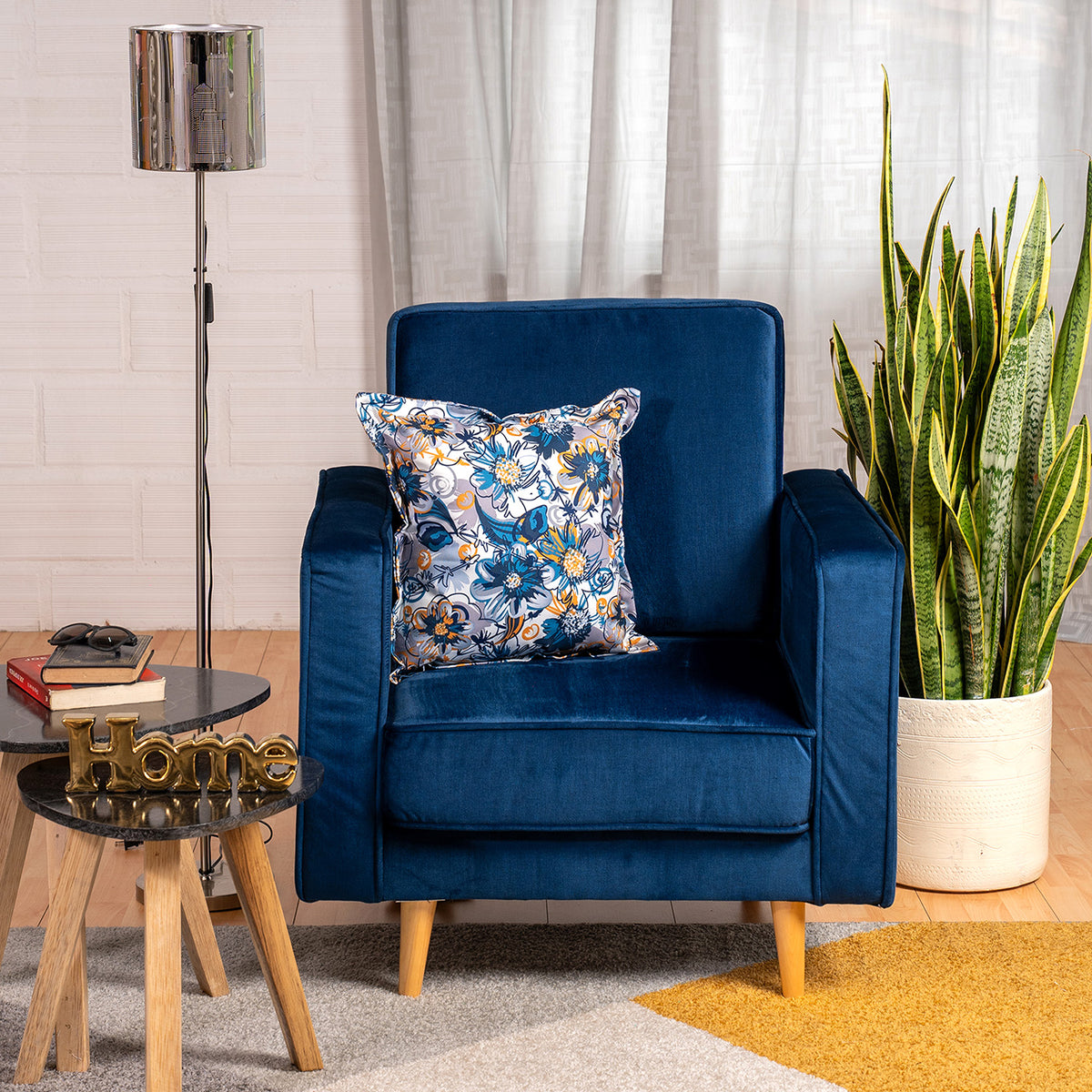 Poltrona azul Porto en poliéster velvet y madera pino 80x98 cm