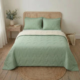 Cubrelecho acolchado Cotton Sense king verde y beige doble faz en microfibra 200x200 cm