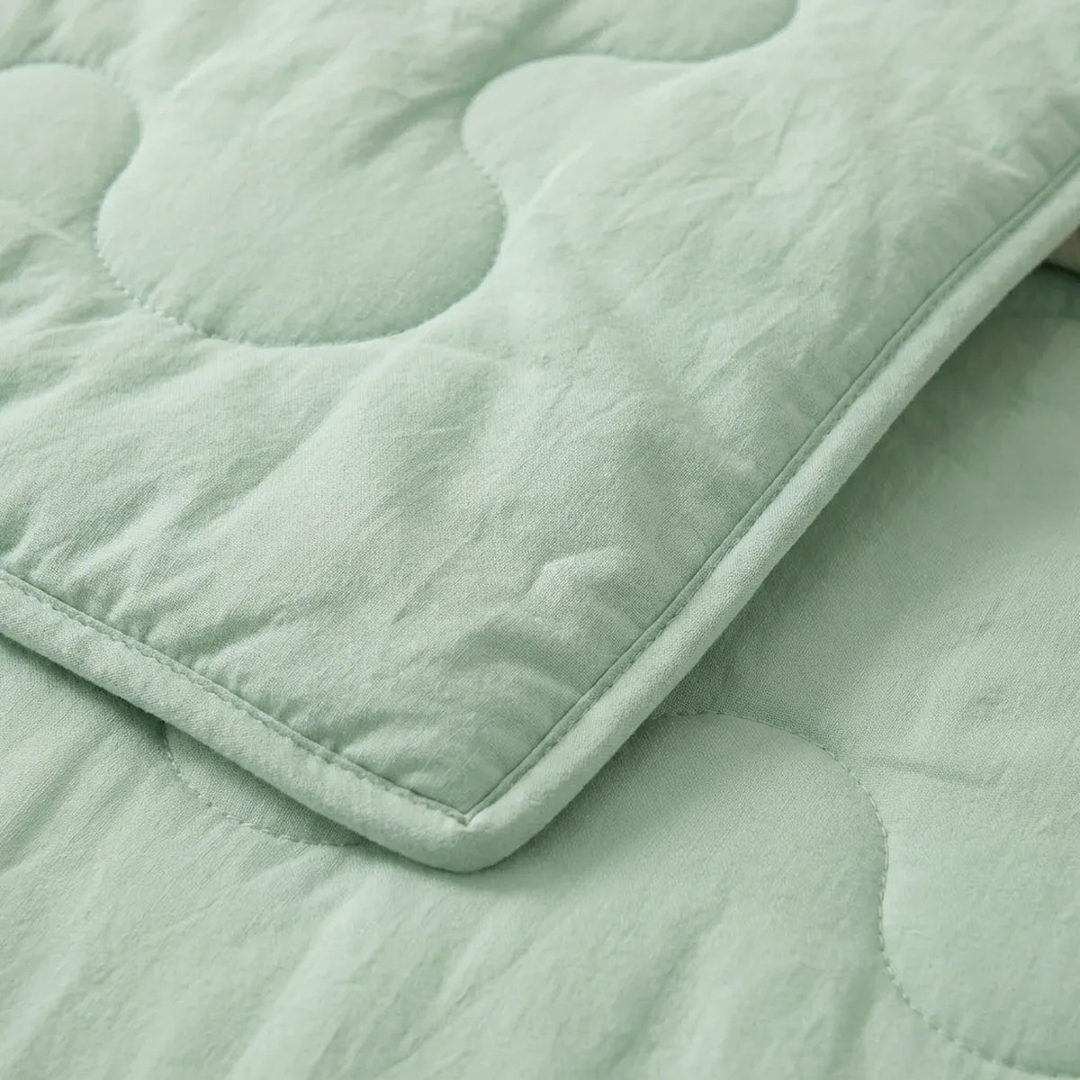 Cubrelecho acolchado Cotton Sense king verde y beige doble faz en microfibra 200x200 cm