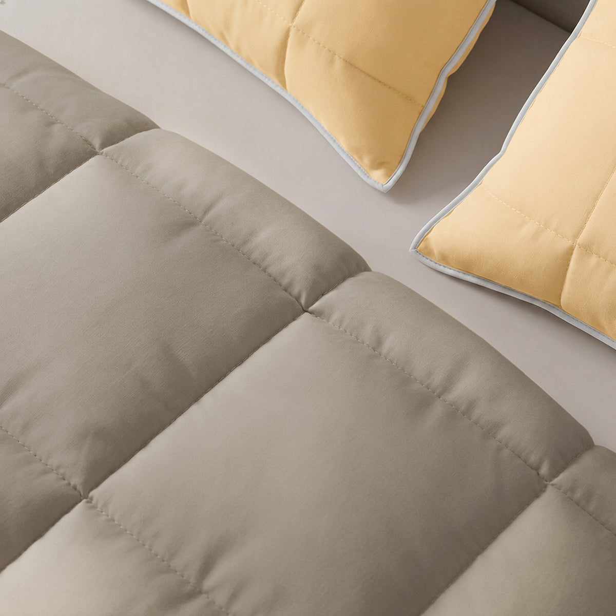 Cubrelecho king amarillo y café doble faz en microfibra 200x200 cm