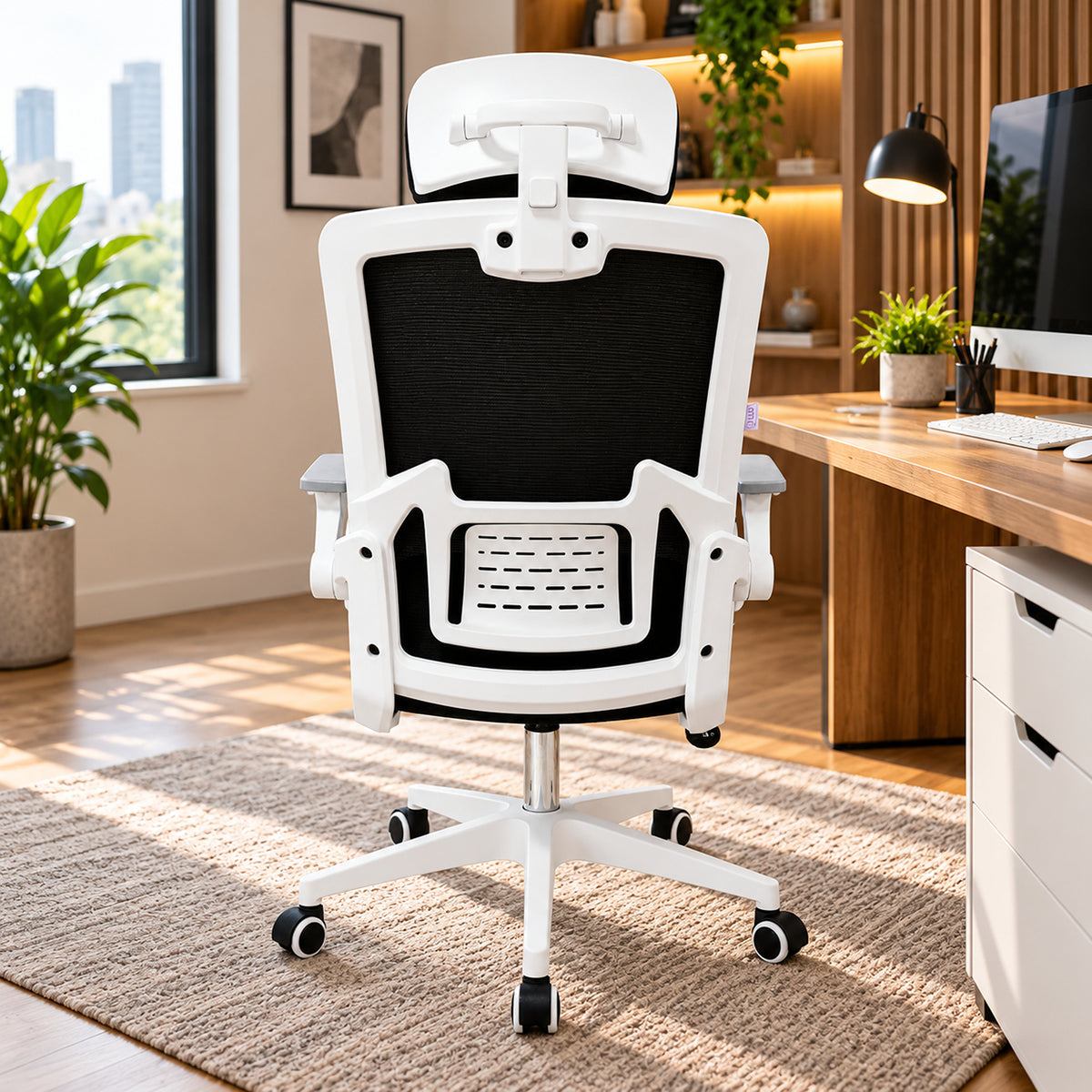 Silla de oficina ergonómica negra y blanca en malla con cabecero y ruedas 59x92cm