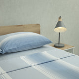 Sábana plana Equilibrio para cama doble azul celeste en microfibra suavizada 140x190 cm
