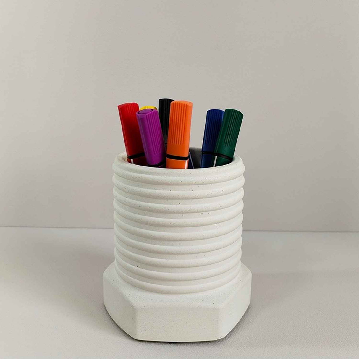 Matera de mesa Tornillo Blanco 10x10cm de Cemento Circular de 0.8 Litros - Jardineria | Bylmo