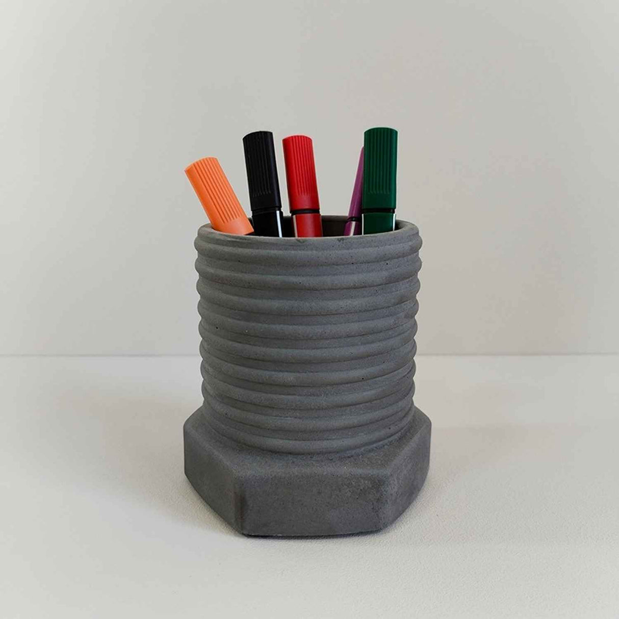 Matera de mesa Tornillo Gris Oscuro 10x10cm de Cemento Circular de 0.8 Litros - Jardineria | Bylmo